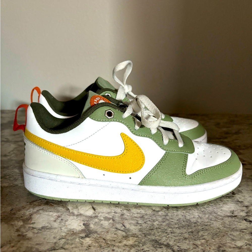 Boys dunks size 5.5 (like women’s size 7) Nike shoes